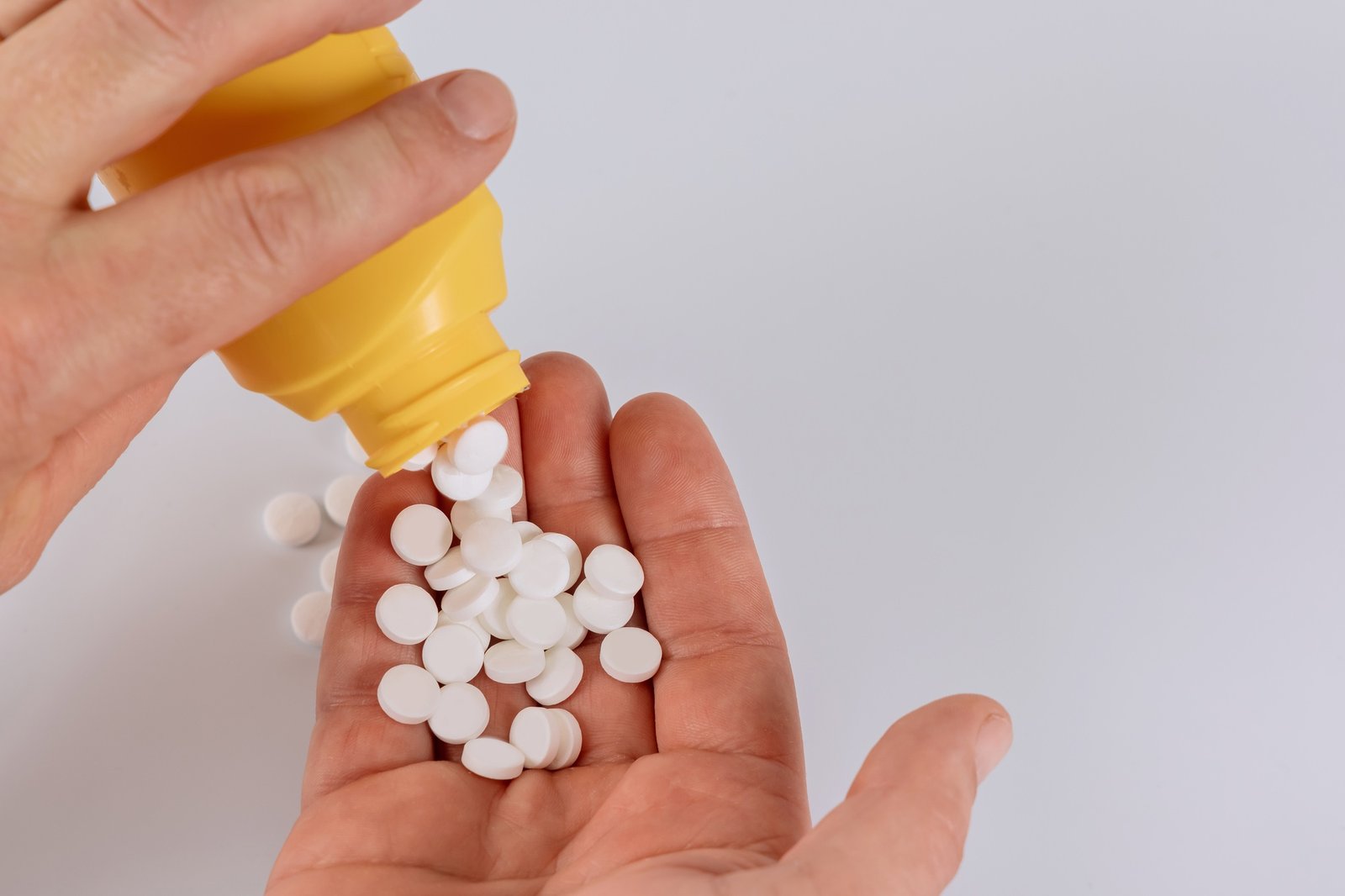 During the course of medical treatment, there is a rash on the hands caused by medicinal pills